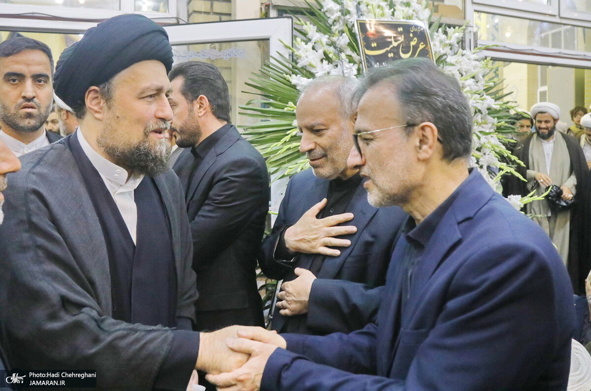 تصاویری از همدردی سیدحسن خمینی با روحانی عزادار