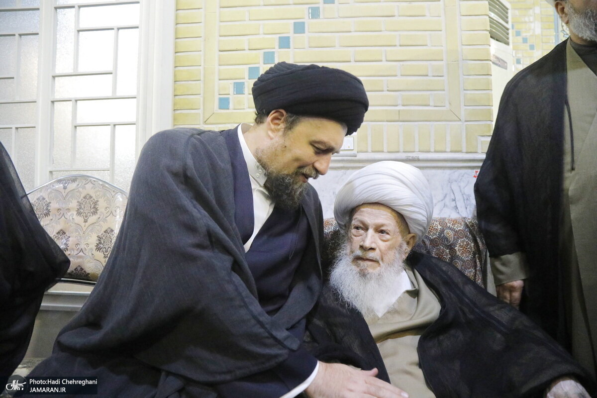 تصاویری از همدردی سیدحسن خمینی با روحانی عزادار