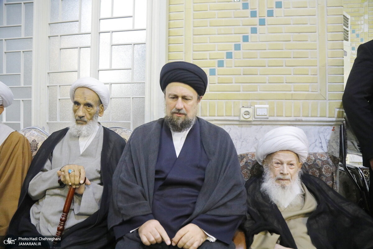 تصاویری از همدردی سیدحسن خمینی با روحانی عزادار