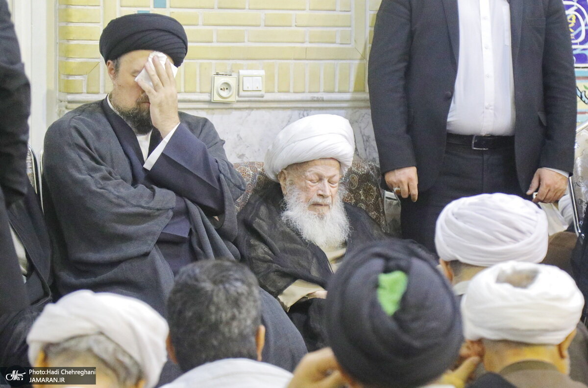 تصاویری از همدردی سیدحسن خمینی با روحانی عزادار