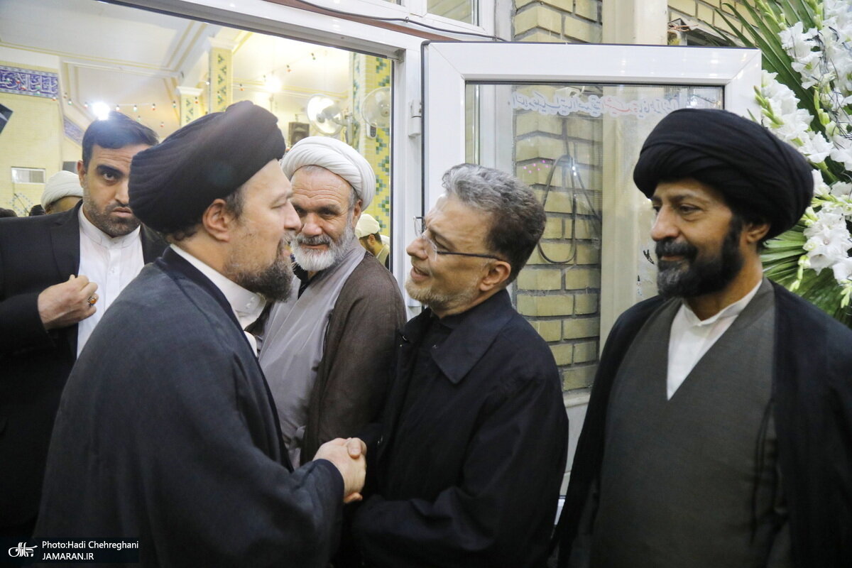 تصاویری از همدردی سیدحسن خمینی با روحانی عزادار