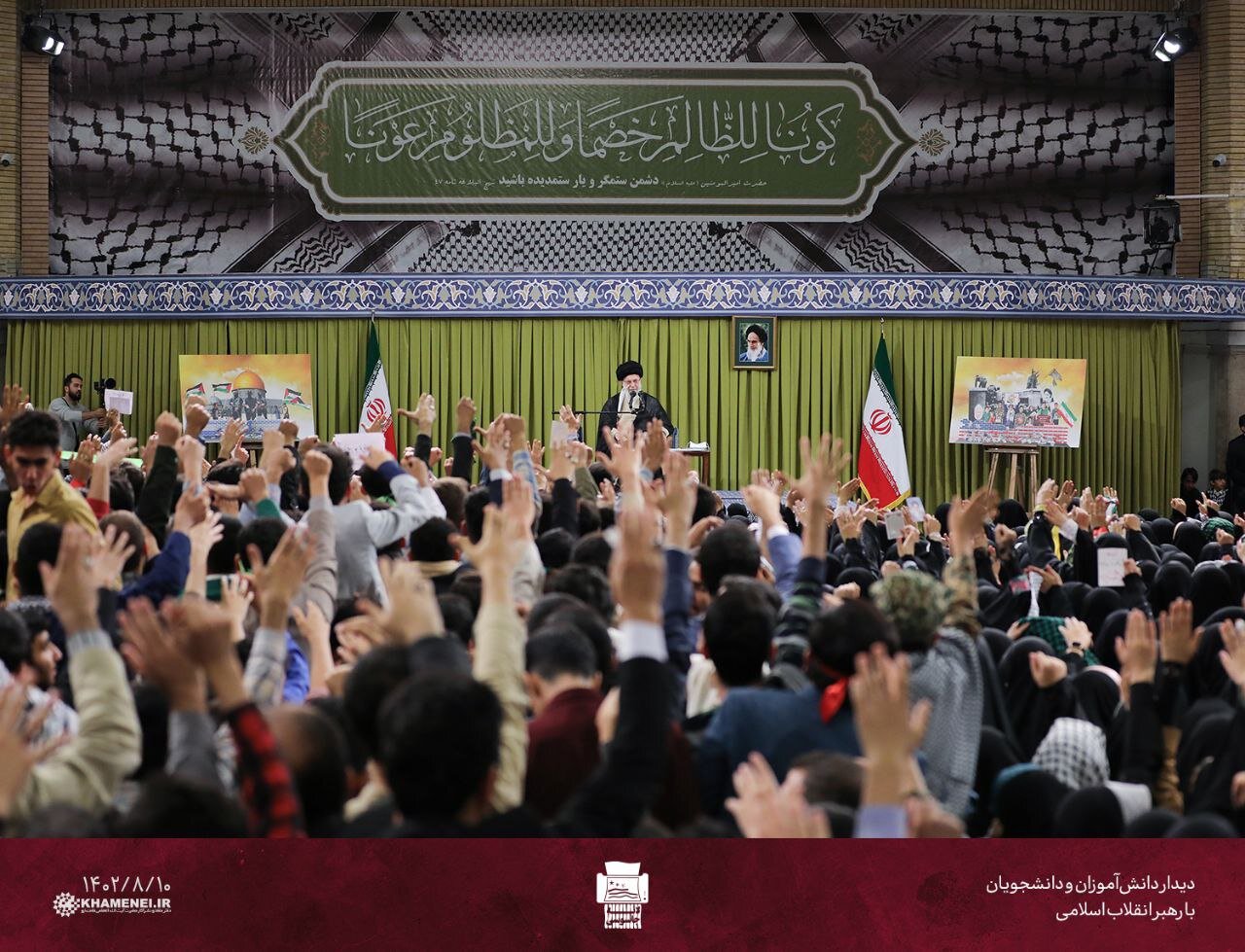 عکسی از مهمانان ویژه رهبر انقلاب در حسینیه امام خمینی