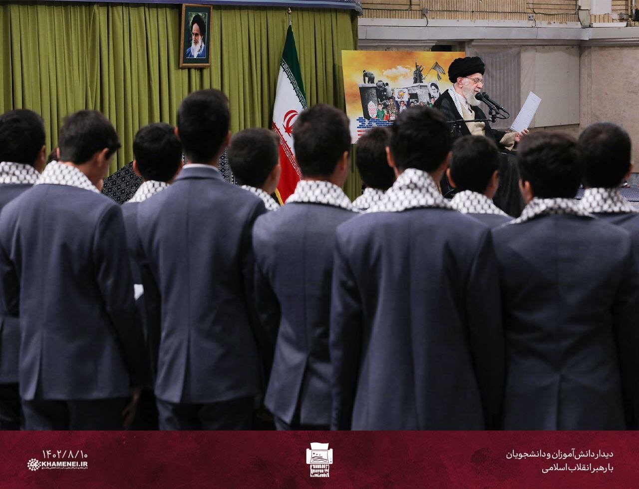 عکسی از مهمانان ویژه رهبر انقلاب در حسینیه امام خمینی