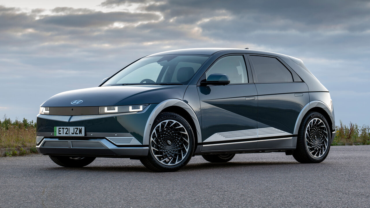 نخستین کراساور برقی ایران که از تسلا گرانتر است/ عکس