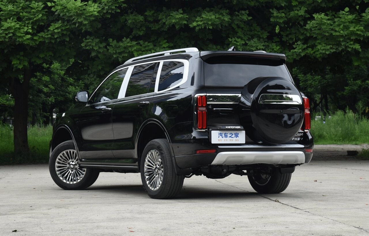 خودنمایی شاسیبلند غولپیکر چینی مقابل لندکروز ژاپنی/ عکس