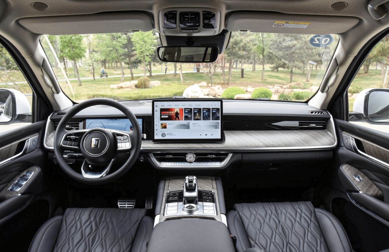 خودنمایی شاسیبلند غولپیکر چینی مقابل لندکروز ژاپنی/ عکس