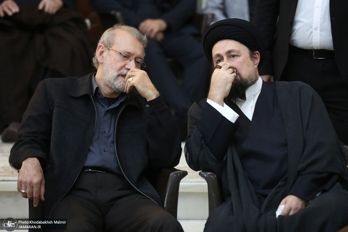 تصاویر جدید از گپ و گفت علی لاریجانی و سیدحسن خمینی در مراسم چهلم نوه اصلاح طلب معروف
