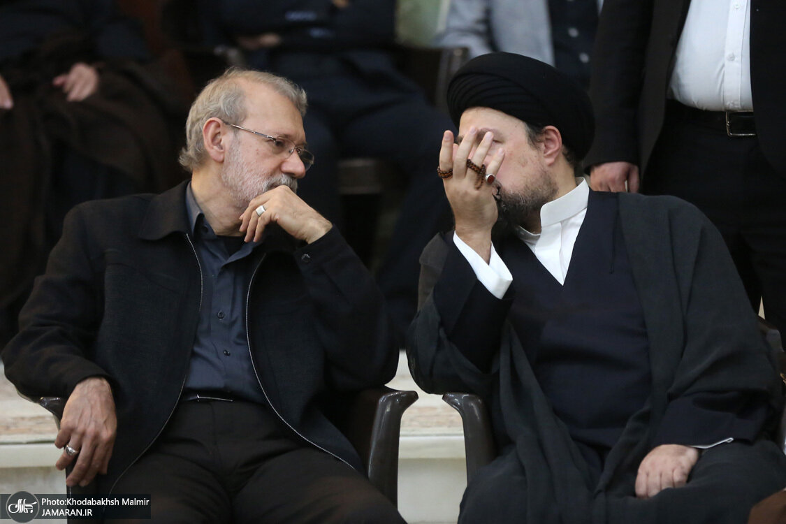 تصاویر جدید از گپ و گفت علی لاریجانی و سیدحسن خمینی در مراسم چهلم نوه اصلاح طلب معروف