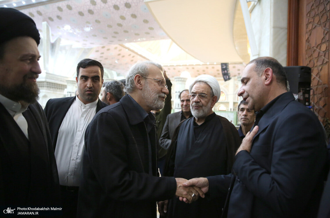 عکسی از تسلیت گویی لاریجانی به علیخانی بعد از فوت پسرش