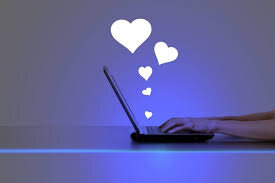 ۳ نکته درباره گیر افتادن در مدار آنلاین یک عشق سابق