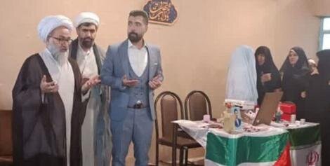  عکسی از یک امام جمعه پای سفره عقد مزین به پرچم ایران و فلسطین
