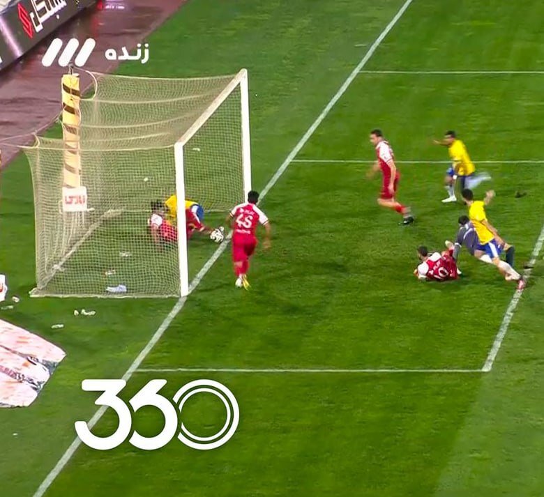 عکس| صحنه جنجالی بازی پرسپولیس؛ توپ از خط رد شد؟