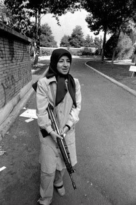 روزی که اصلاح‌طلب معروف زن اسلحه به‌دست شد +عکس