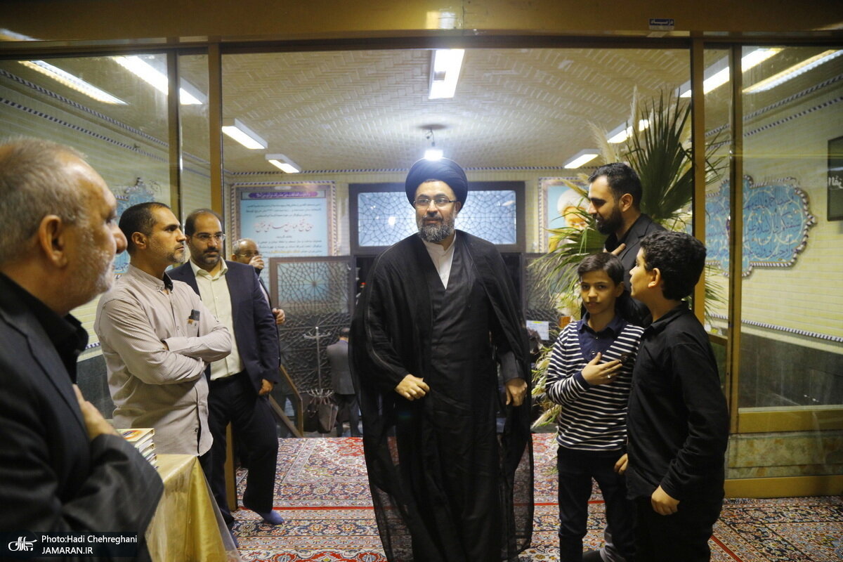 جدیدترین تصاویر از نوه کمتر دیده‌شده امام خمینی در یک مراسم