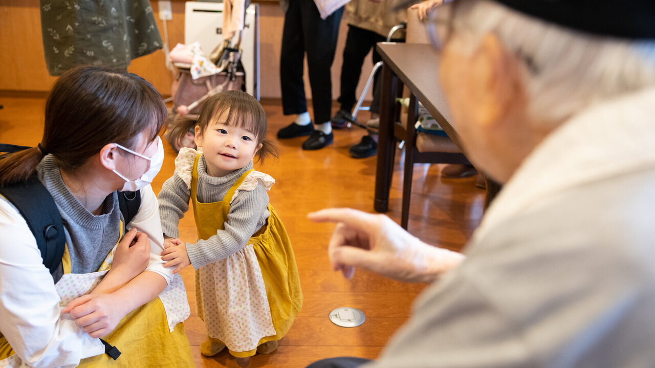 شیوه جالب در ژاپن؛ استخدام کودکان نوپا در یک مرکز