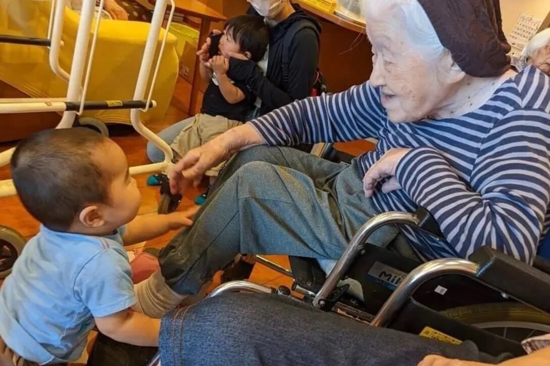 شیوه جالب در ژاپن؛ استخدام کودکان نوپا در یک مرکز