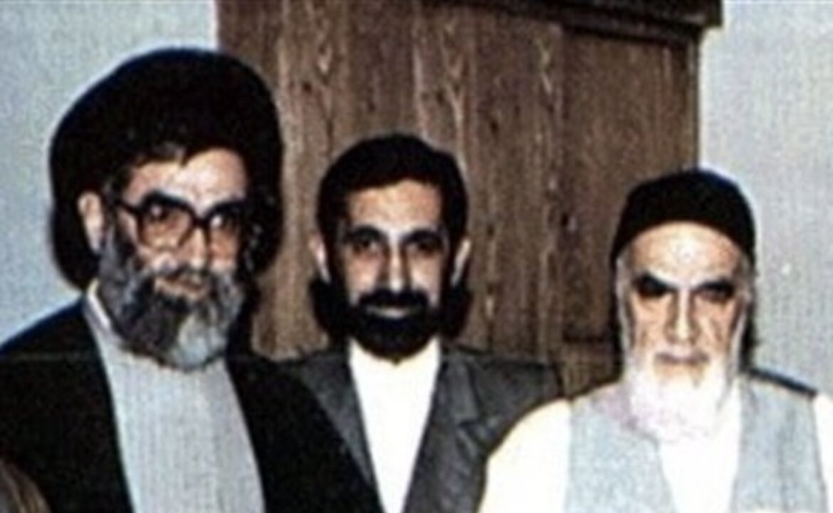 عکس قدیمی از جوانیِ ولایتی در کنار رهبر انقلاب و امام خمینی