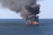 عکس |  آتش زدن قایق‌های ماهیگیری در ساحل دریای رفح توسط اسرائیلی‌ها
