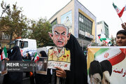 تصاویر | سلفی زن‌های جوان با تابلوی جنجالی در راهپیمایی یوم الله ۱۳ آبان تهران / عکس خون‎‌آشام نتانیاهو!