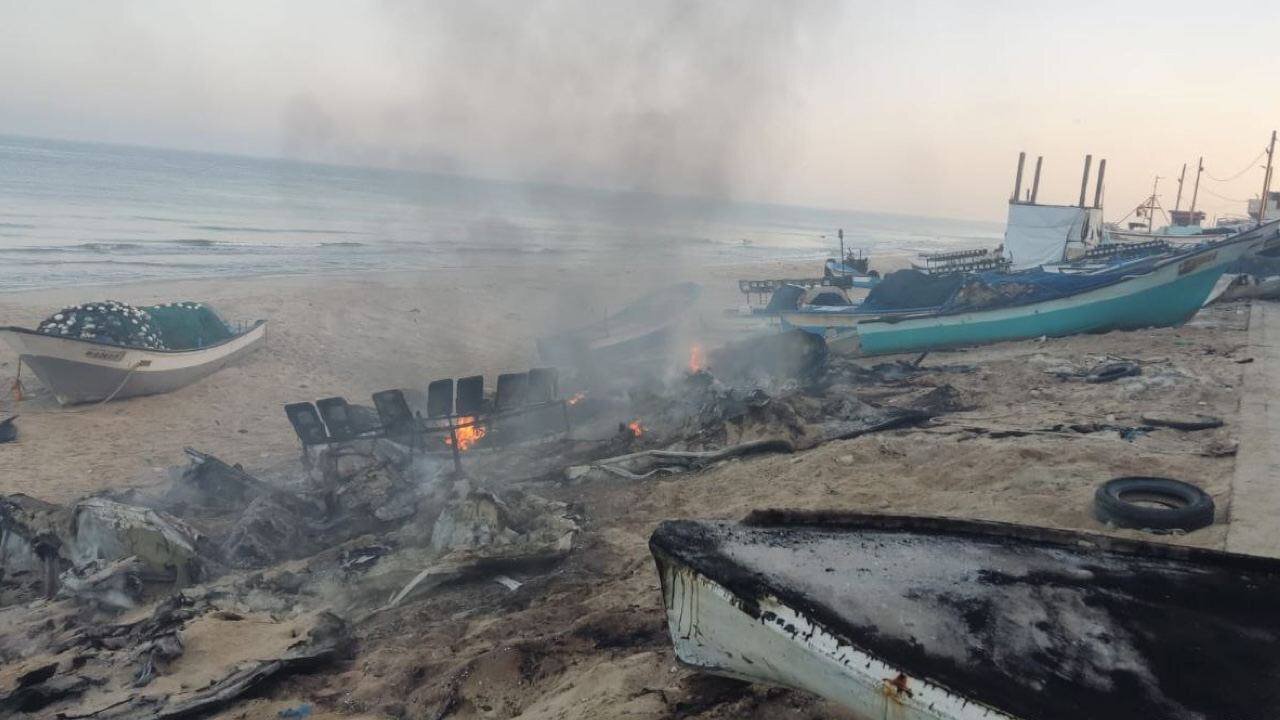 عکس |آتش زدن قایق‌های ماهیگیری در ساحل دریای رفح توسط اسرائیلی‌ها