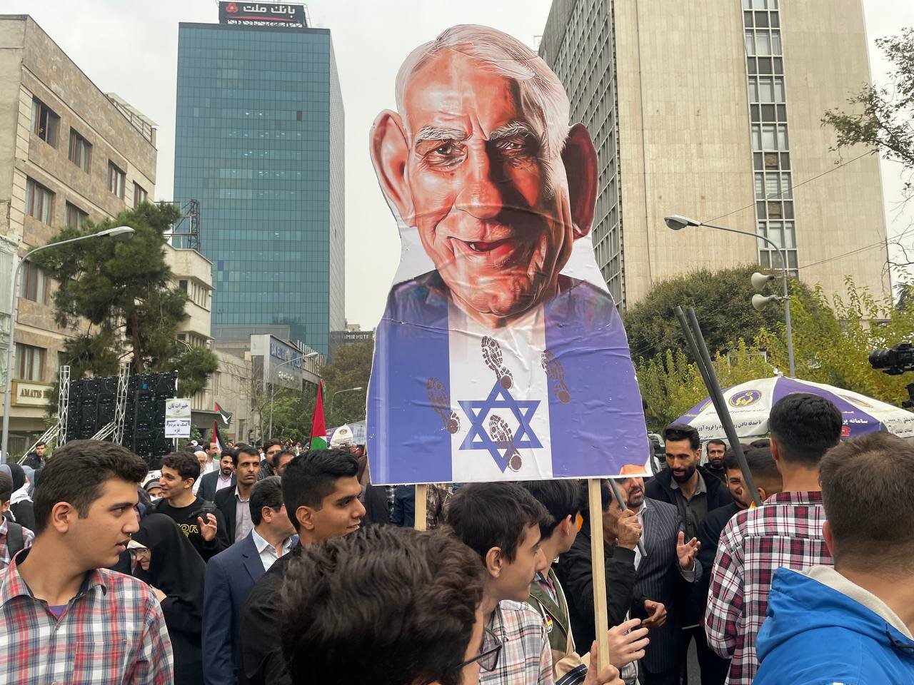 عکس تحقیر شده نتانیاهو در راهپیمایی ۱۳ آبان /تابوت اسرائیل بر دوش یک زن /طومار شکایت قضایی علیه آمریکا امضا می شود