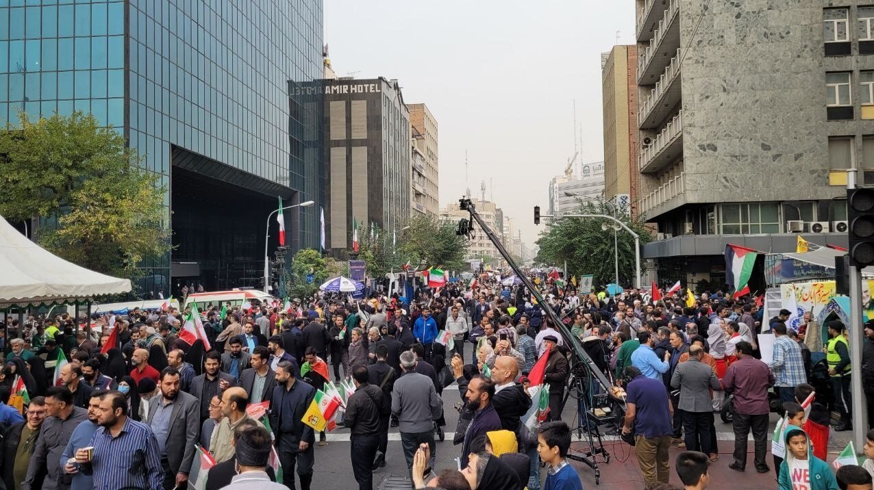 عکس تحقیر شده نتانیاهو در راهپیمایی ۱۳ آبان /تابوت اسرائیل بر دوش یک زن /طومار شکایت قضایی علیه آمریکا امضا می شود