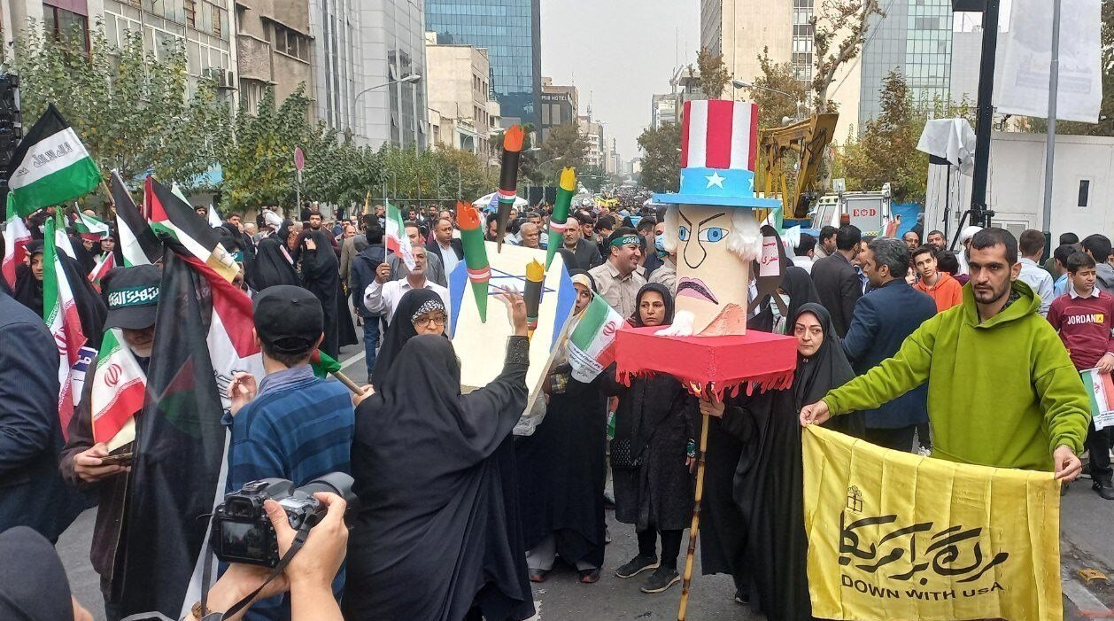 عکس تحقیر شده نتانیاهو در راهپیمایی ۱۳ آبان /تابوت اسرائیل بر دوش یک زن /طومار شکایت قضایی علیه آمریکا امضا می شود