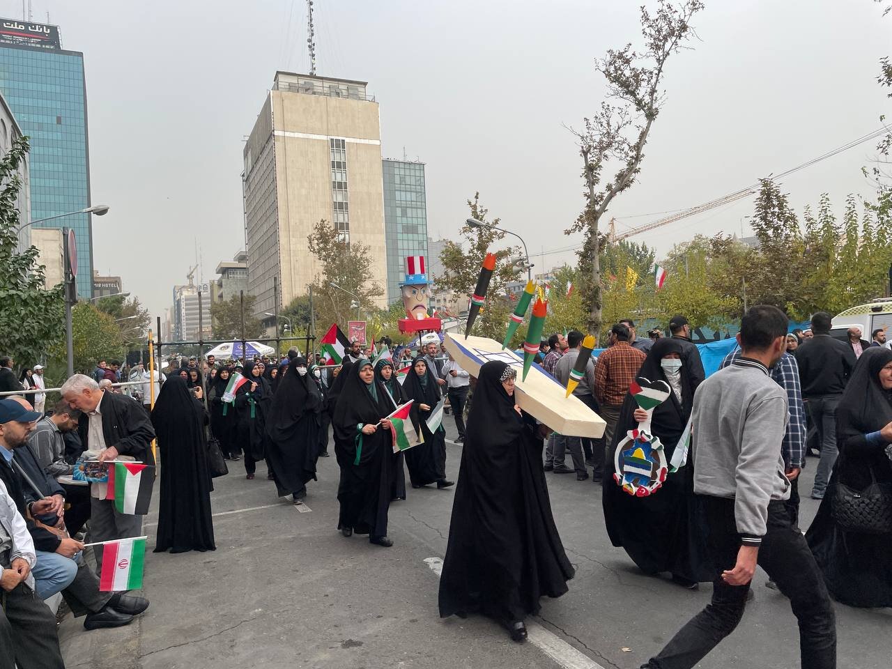 عکس تحقیر شده نتانیاهو در راهپیمایی ۱۳ آبان /تابوت اسرائیل بر دوش یک زن /طومار شکایت قضایی علیه آمریکا امضا می شود