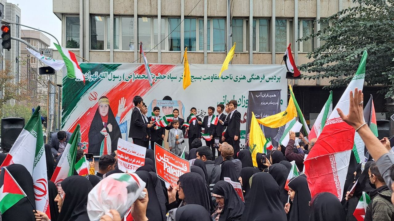 عکس تحقیر شده نتانیاهو در راهپیمایی ۱۳ آبان /تابوت اسرائیل بر دوش یک زن /طومار شکایت قضایی علیه آمریکا امضا می شود