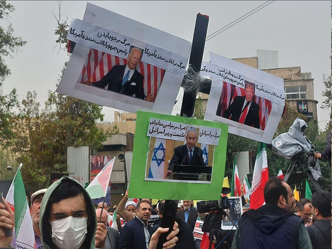 سفارت آمریکا سقوط کرد /هم هیتلر آمد هم ترامپ و بایدن /داعشی ها قرمزپوش شدند /حاشیه های راهپیمایی ۱۳ آبان +عکس