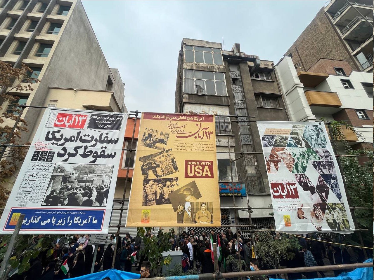 سفارت آمریکا سقوط کرد /هم هیتلر آمد هم ترامپ و بایدن /داعشی ها قرمزپوش شدند /حاشیه های راهپیمایی ۱۳ آبان +عکس