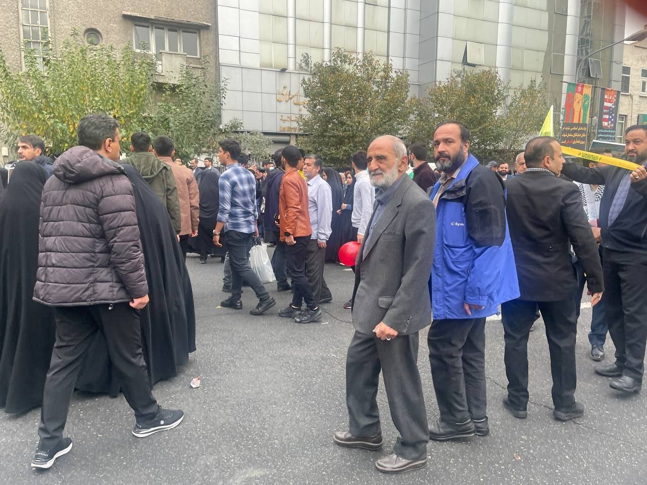 عکسی از خوش و بش سردار معروف سپاه با یک شهروند در راهپیمایی ۱۳ آبان /کدام چهره های سیاسی به خیابان ها آمدند؟