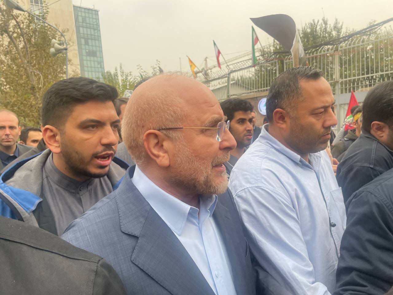 عکسی از خوش و بش سردار معروف سپاه با یک شهروند در راهپیمایی ۱۳ آبان /کدام چهره های سیاسی به خیابان ها آمدند؟