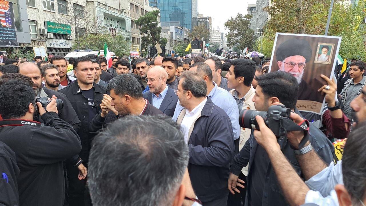 عکسی از خوش و بش سردار معروف سپاه با یک شهروند در راهپیمایی ۱۳ آبان /کدام چهره های سیاسی به خیابان ها آمدند؟