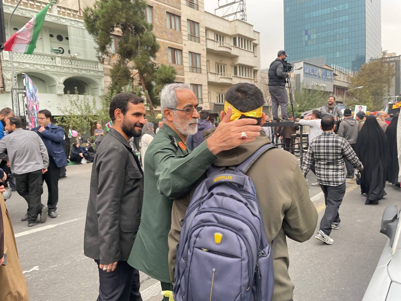 عکسی از خوش و بش سردار معروف سپاه با یک شهروند در راهپیمایی ۱۳ آبان /کدام چهره های سیاسی به خیابان ها آمدند؟