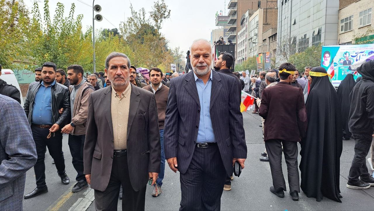 عکسی از خوش و بش سردار معروف سپاه با یک شهروند در راهپیمایی ۱۳ آبان /کدام چهره های سیاسی به خیابان ها آمدند؟