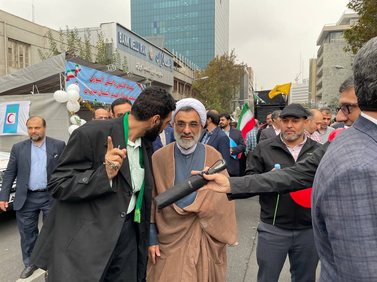 عکسی از خوش و بش سردار معروف با یک شهروند