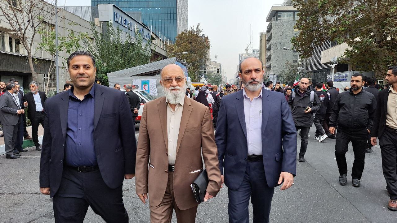 عکسی از خوش و بش سردار معروف سپاه با یک شهروند در راهپیمایی ۱۳ آبان /کدام چهره های سیاسی به خیابان ها آمدند؟
