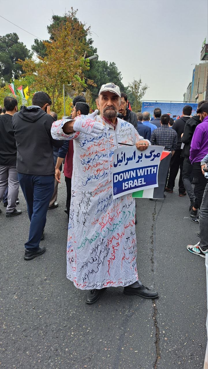 عکسی از مرد کفن پوش در راهپیمایی ۱۳ آبان /شما هم امضا کنید