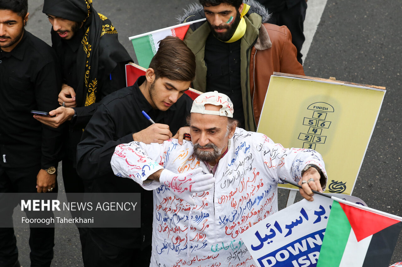 عکسی از مرد کفن پوش در راهپیمایی ۱۳ آبان /شما هم امضا کنید