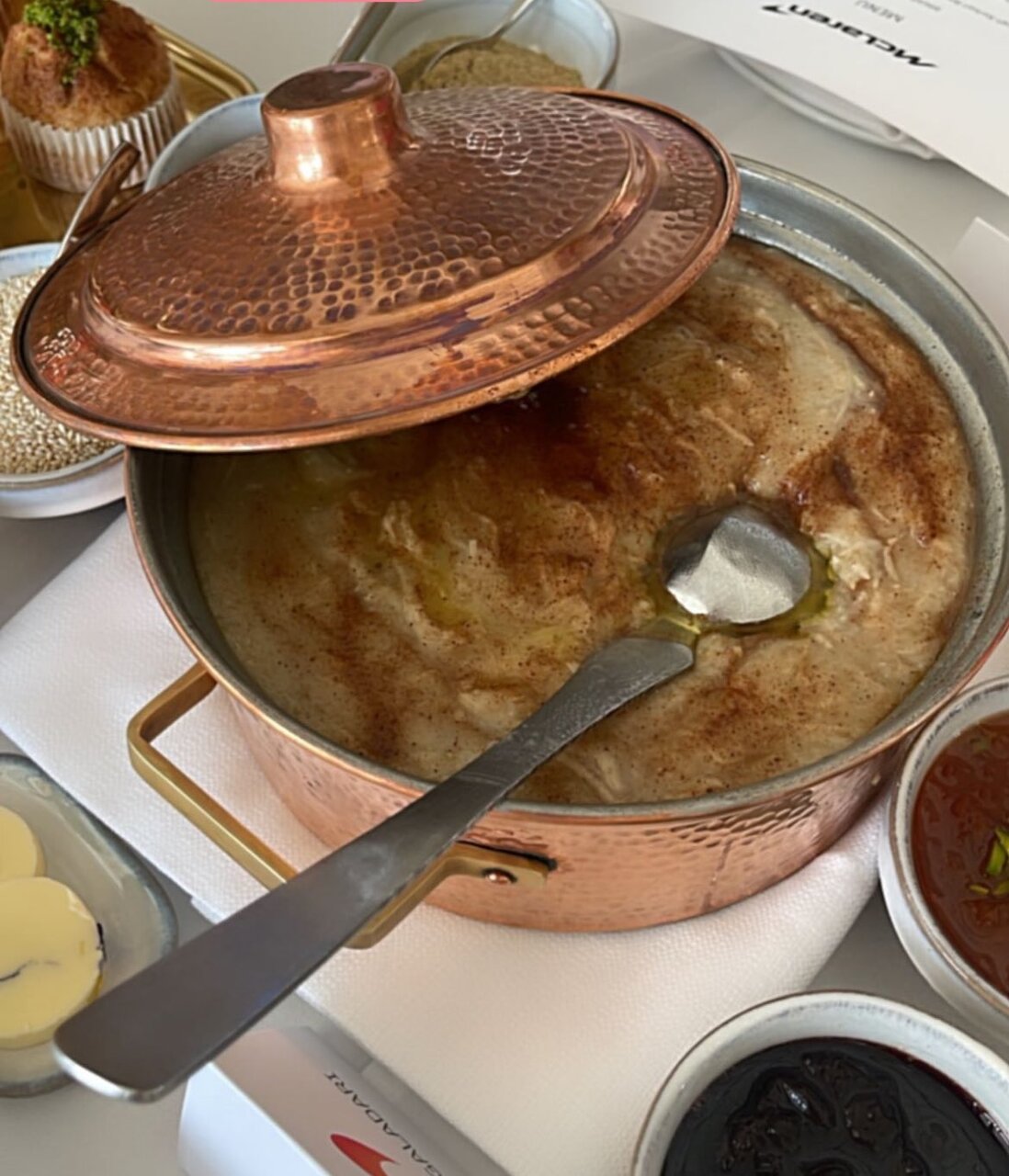 ببینید | افتتاح بزرگترین نمایشگاه مک لارن جهان با منوی غذاهای ایرانی؛ از املت تا سوسیس بندری!