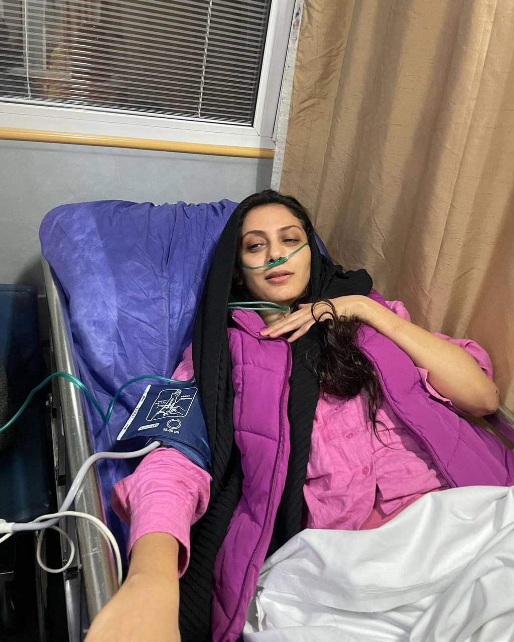 عکس | حمله سارقان با قمه به مونا فرجاد/ بازیگر زن روی تخت بیمارستان