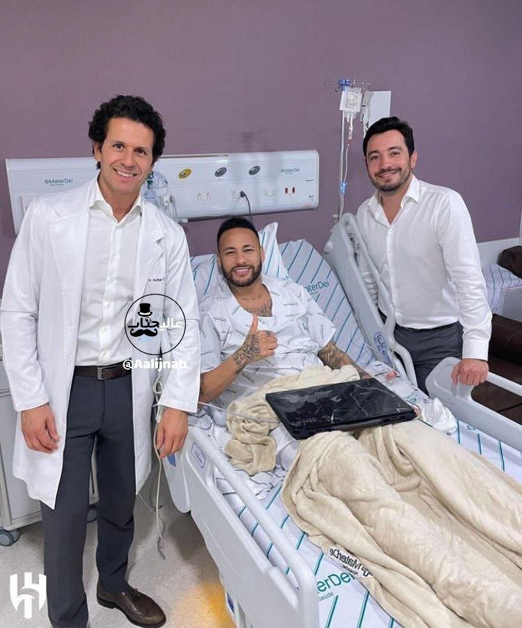 عکس | شباهت جالب یکی از دوستان نیمار به نوید محمدزاده؛ یادگاری نیمار روی تخت بیمارستان
