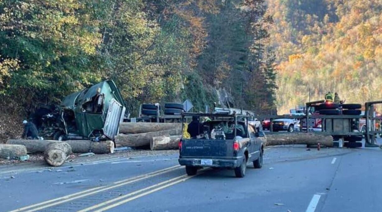 بسته شدن بزرگراه به‌دلیل چپ کردن تریلی ۱۸ چرخی با بار الوار/ عکس
