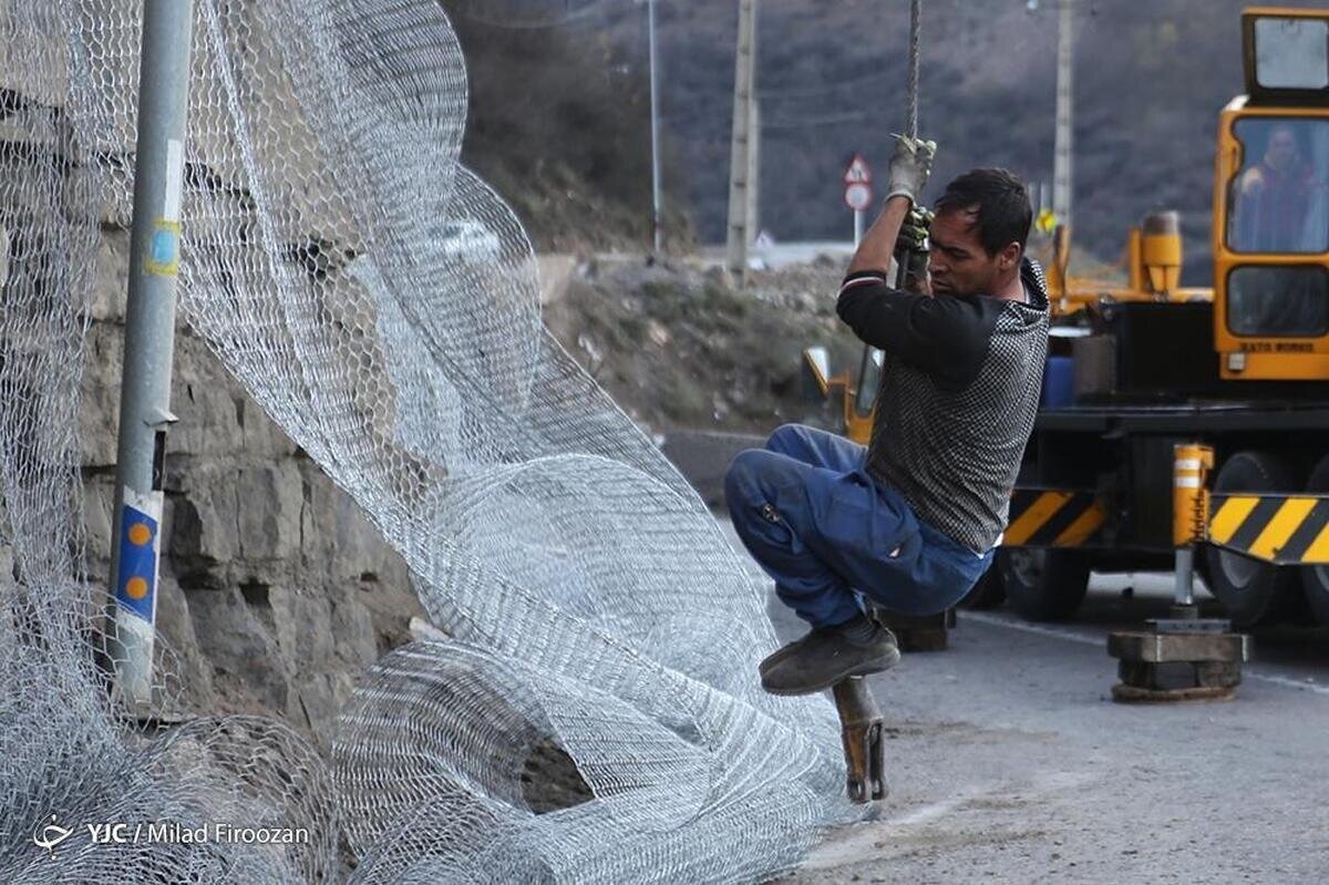 عملیات لقگیری سنگهای جاده چالوس اینگونه انجام شد/ عکس