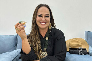 تصاویر | شترسواری مادر نیمار در عربستان با عبا و نقاب