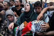 ببینید | وداع تلخ مادر فلسطینی با کودک شهیدش