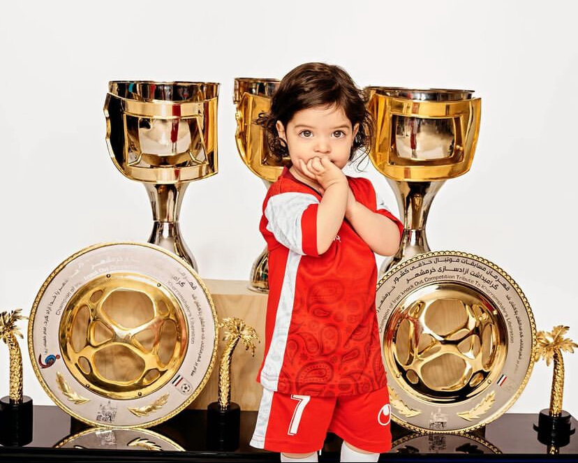 عکس| تصویر یادگاری دختر ستاره پرسپولیس با جامهای قهرمانی