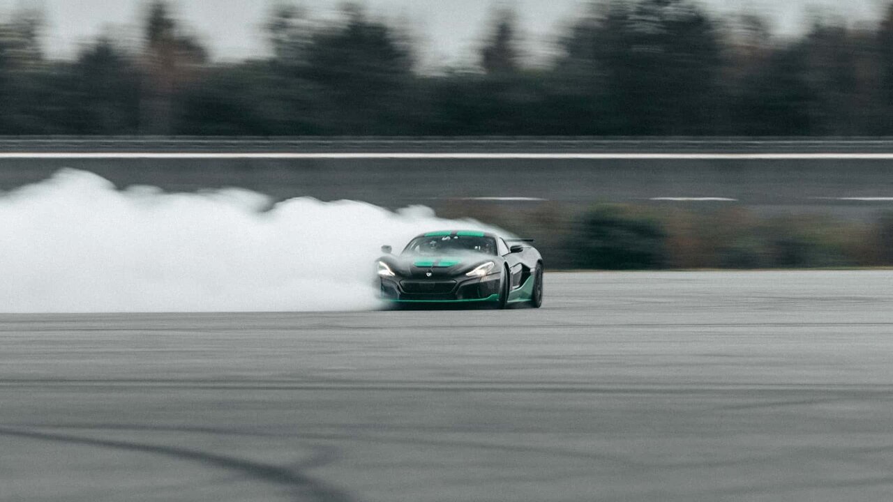 ثبت سرعت ۲۷۵ کیلومتر بر ساعت با دنده عقب!/عکس و فیلم