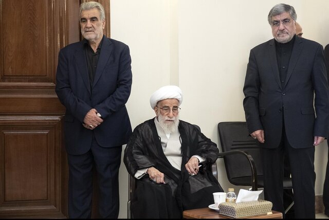 عکسی از آیت الله جنتی در مراسم ترحیم همسر دومش /قالیباف و اژه ای هم آمدند